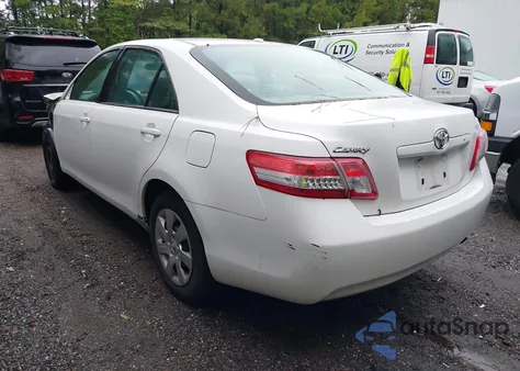 2011 Toyota Camry z USA, uszkodzony, nr VIN 4T1BF3EK2BU672023